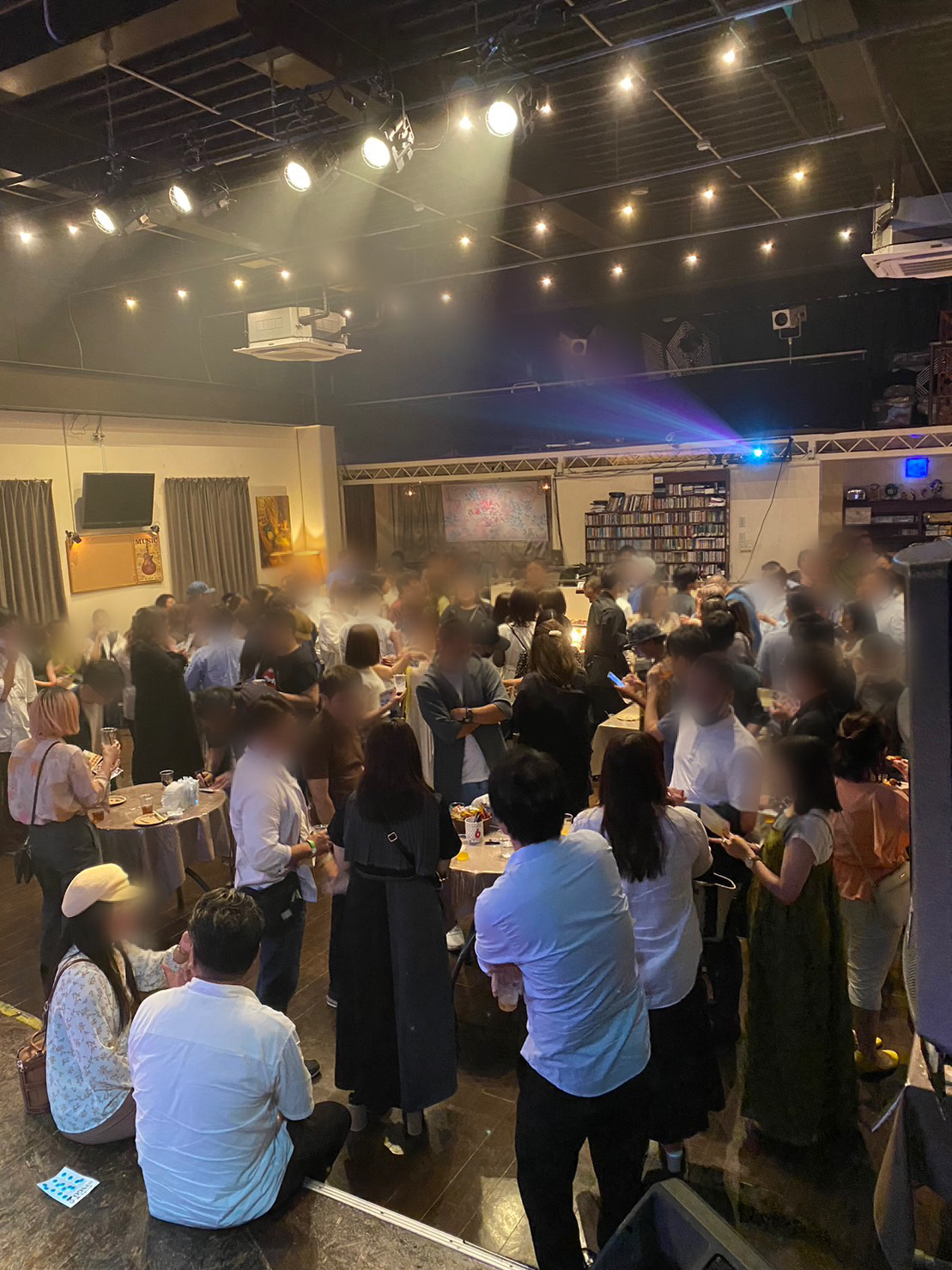 右側X印又は黒部分をクリックすると戻ります