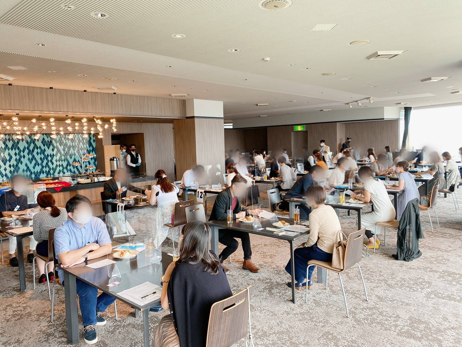 右側X印又は黒部分をクリックすると戻ります