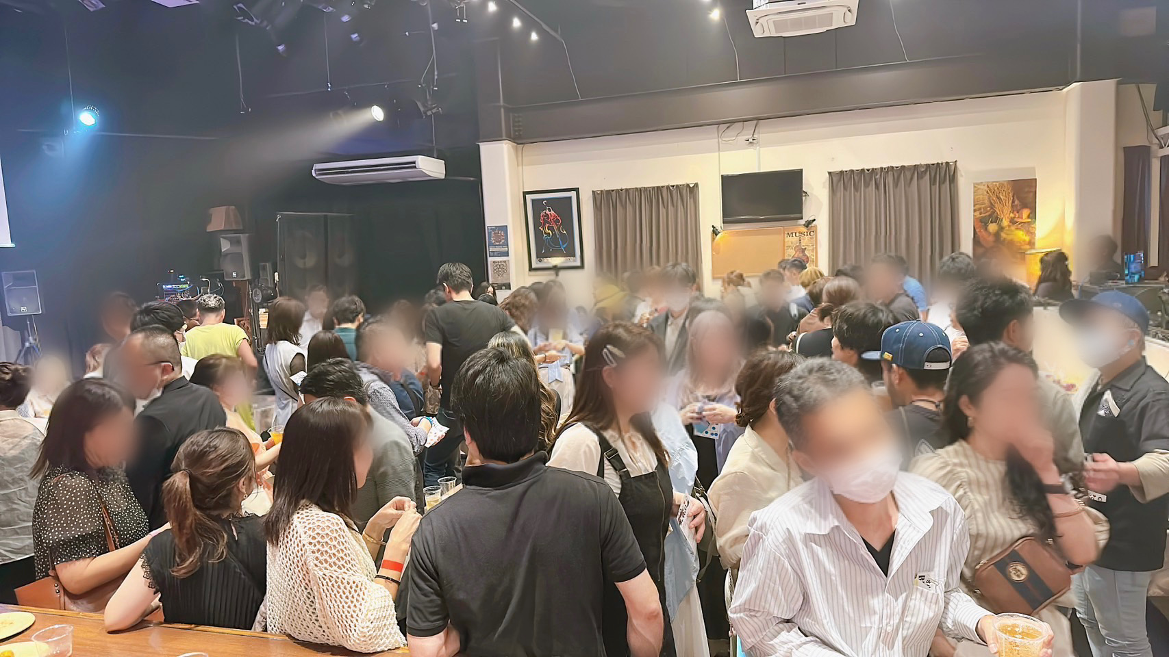 右側X印又は黒部分をクリックすると戻ります